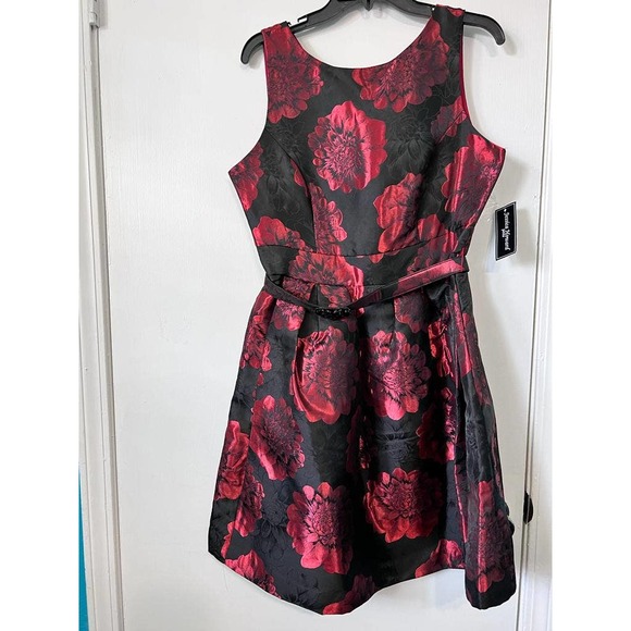 Jessica Howard Petite women Pleated Dress with Belt Size 10 - Picture 2 of 9